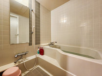 #2F女性風呂　コンパクトな家庭用サイズの浴室ですが、他の方を気にせずゆっくりとご入浴いただけます。