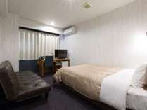 【ダブルルーム】より快適な眠りと健康の追及した高級ベッド・サータを全室に配置。