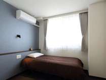 新館シングル２名利用可：ゆったりした広さでおふたりのご利用でも可能なシングルベッドのお部屋です。