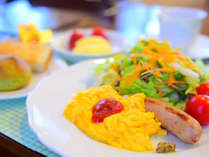 *[朝食一例]新鮮地たまご、宿オリジナルレシピのソーセージなど身体にやさしい朝ごはん