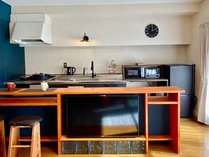 【1LDK客室】冷蔵庫などの家電・調理器具が完備のフルキッチン