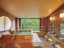 渓谷と壮大な自然を愛でながら大きな檜の天然温泉客室風呂を堪能