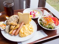 朝食バイキングの一例：感染症対策をしっかりと行っておりますので、安心してお食事をお楽しみ下さい。