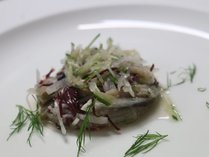 夕食のコースの魚　鯖のバプール、サラダ仕立て