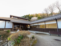 *【外観】自然の美しい山の中の温泉旅館。心安らぐひと時をお過ごしください。 写真