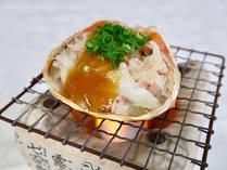 【逸品料理】蟹味噌の甲羅焼き～夕食バイキング会場にてご提供～