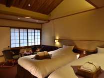 【桔梗】京町屋ツイン和室。天井が高めのお部屋です。トランドルベッドで３名までご利用頂けます。