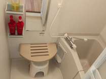 ゆったり浴室：椅子・テーブル付・人気のTSUBAKIをご用意。