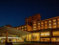 ～ホテル竹島外観　夜～　大きなエントランスから広々ロビーまでゆったりとした造りでお出迎え。