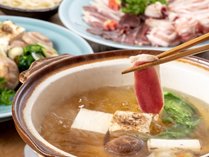 鍋でも珍しい鴨をだし汁に潜らせて、豆腐や野菜など染みこんだ具材もお楽しみできます。