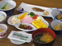 *【ご朝食一例】美味しいお米「河原田米」と山菜など地元の食材を使用した和定食。