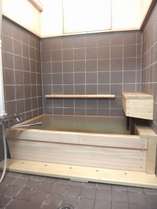 令和元年新設の国産静岡県産の総檜風呂大きくはないですが香りに癒されます。※繁忙期のみ稼動