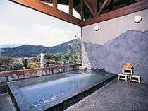 大きな浴槽の露天風岩風呂。ゲルマニウム・麦飯石等の原石を使用して、温浴効果を高めています。