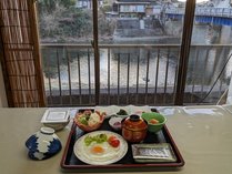 *【朝食一例】川沿いの食堂からの景色　※当日の状況で異なる場合がございます