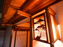 *新潟の高瀬温泉街に佇む当館。素朴で温かみのある設えに心が和みます。