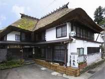 茅葺き屋根に守られた築140年の古民家