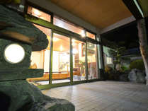 *【玄関】湯村温泉にあるこじんまりとした旅館です