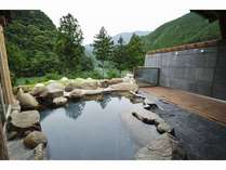 おくとろ温泉は美容成分でもあるph値9.2！石造りの露天からは渓谷美に包まれる北山村の自然が広がります。