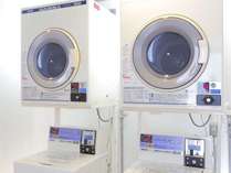 2階のランドリールームです。（有料）洗濯機2台・乾燥機2台がございます。