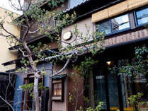 京都一の繁華街「四条」すぐ。伝統的な和室、和モダンな洋室を備えたデザイナーズ町家ホテル。 写真
