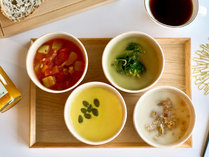 本日の野菜たっぷりスープ　（京都「石野味噌」の京白味噌仕立て）