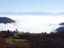 条件が揃った早朝には広がる山々の先に雲海が見られます。