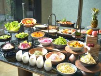 タイ料理を含むメイン料理はオーダー形式にて。ボリューム満点、色とりどりの人気のブッフェご朝食。