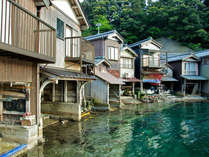 丹後半島の東端にある伊根町では、船のガレージを舟屋　と呼んでいます。
