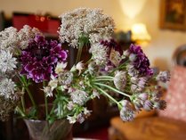 *客室（フラワーアレンジメント）/季節のお花を組み合わせて華やかさを演出