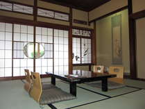菖蒲（しょうぶ）がモチーフのお部屋。１９部屋ある純和風の客室は、全て意匠が異なります。