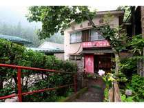赤城温泉最奥。階段を利用して、緑豊かな隠れ家的な小さな宿へ。