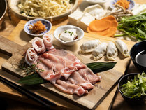 ■夕食■『沖縄そば』や『島豆腐』などもついた伝統を味わう“うちなーディナー”（写真はイメージです）
