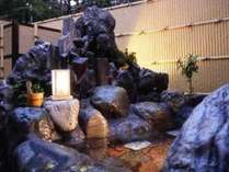甲州富士山の銘石を巧みに配した本格的な貸し切り露天風呂