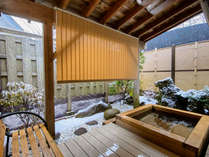 『檜の露天風呂』富士の天然温泉を湛えた檜の貸し切り露天風呂