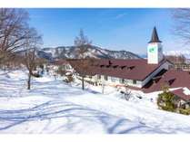 雪原からのホテル全景（レストラン側）