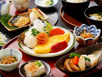 ・朝食一例：ご飯に味噌汁、卵料理や焼き魚などバランスのよい食事で1日をスタート