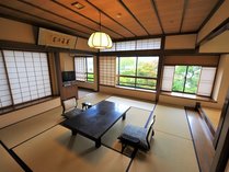 2階の客室から見下ろす日本庭園は、1階からとはまたひと味違う趣の異なる眺望を楽しめます。