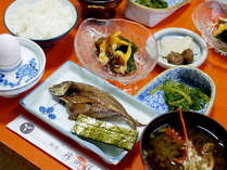 【朝食一例】朝は焼き魚をメインとした和定食をご用意致します。