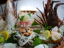 【夕食一例】伊勢海老をはじめ新鮮な魚介を使ったお料理の数々。