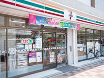 ホテル1階にコンビニあり。エントランスを出て徒歩5秒！