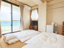 琉球畳の和室客室に、お布団でご宿泊いただくスタイル。