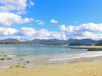 指月城跡のすぐ近く。弧を描く砂浜が印象的な【菊ヶ浜海水浴場】白砂青松の海岸としても有名です。