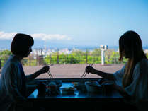 大きな窓が特徴的な食事処。景色を眺めながらの食事は最高♪