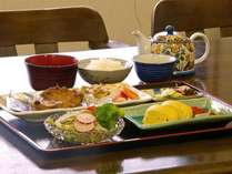 自家農園で収穫したお米・お野菜を盛り込んだ朝ごはん一例。※和食または洋食をご用意