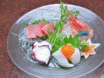 *お夕食一例（お造り）/日本海、豊洲から、新鮮な海の幸を彩り豊かに盛り付けました。