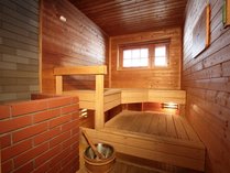 【コテージ　シルバーパイン】フィンランド式サウナ。横の扉から出るとテラスがあるので外気浴も可能です