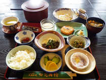 朝食一例/秋田の美味しいお米と、素朴な和のおかずをおたのしみください。　