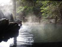 裏見ヶ滝温泉：自然の中の隠れた穴場です。男女混浴・水着着用。(ケンチャルマから車で約15分)