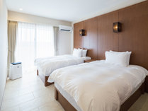 【ベッドルーム】シーリー社の高級マットレスを導入。旅先でもぐっすり眠れると連泊のお客様にも好評です。