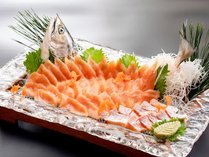 *【ビワマスのお造り】琵琶湖の宝石と謳われる貴重な魚です。上質なトロのような味わいです（写真は5人前）
